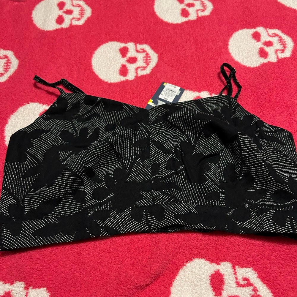 Universal thread cropped tops black is XXL tan is large